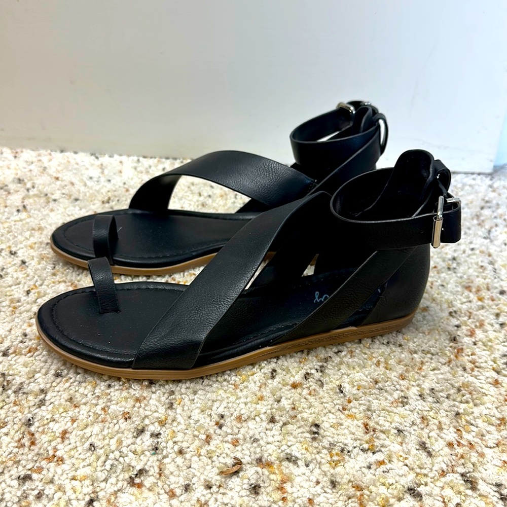 Wonderly sandals
